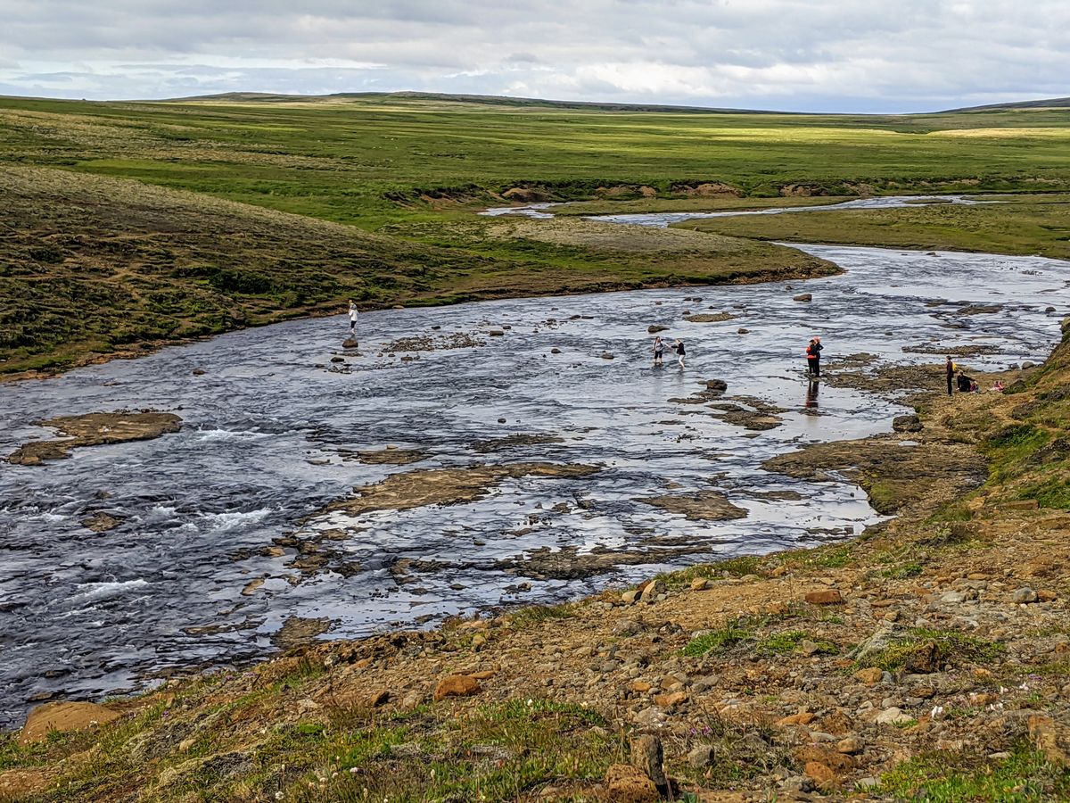 חציית נהר ברגל - מפל גלימור