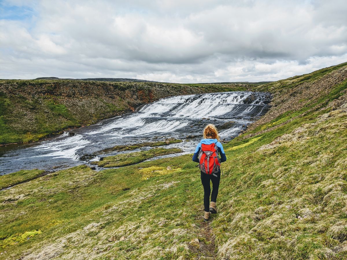 מפל בדרך לאגם Hvalvatn